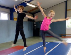 AirTrack-Akrobatik für Kinder